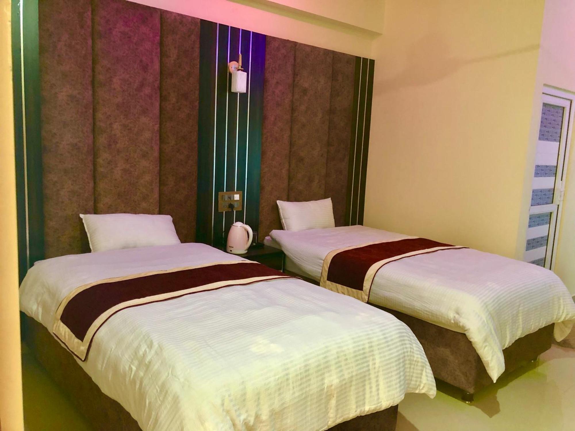Hotel Hot Pot, Dhangadhi Esterno foto
